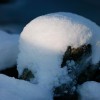 Stein im Schnee